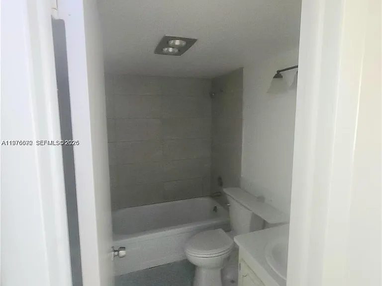 36 Windsor Dr #B — Photo 7