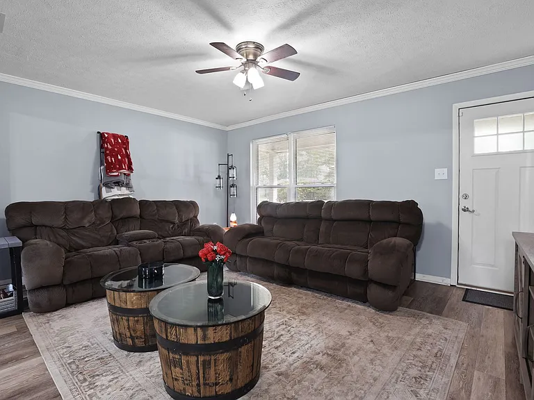 226 Larchmont Dr — Photo 12