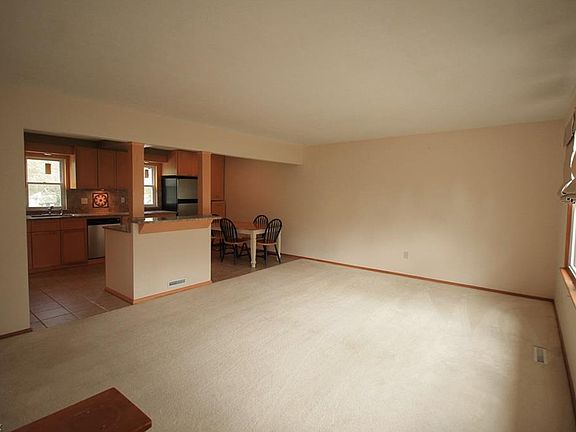 3rd image of 315 Cambridge Dr
