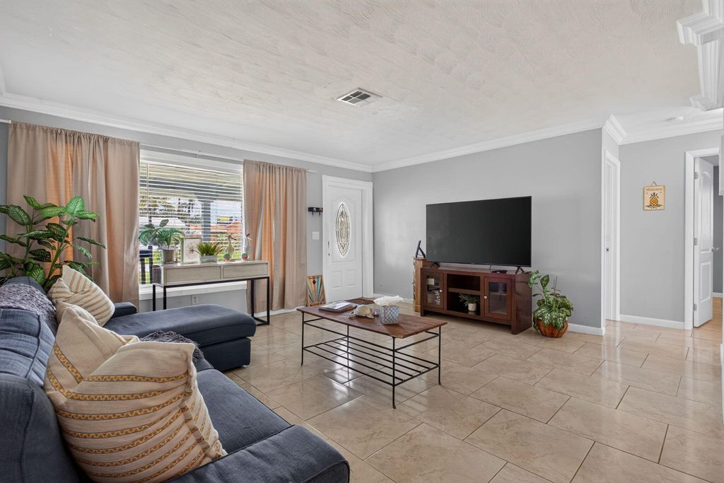 1520 NE 34TH Court, photo 7