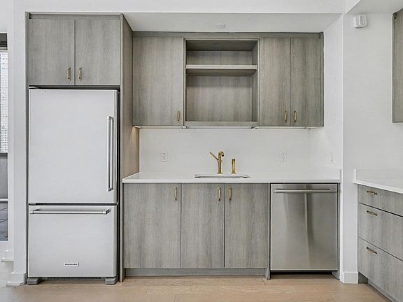 2nd image of 515 W 38th St APT 14J