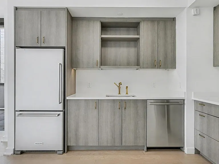 515 W 38th St #H16 — Photo 5