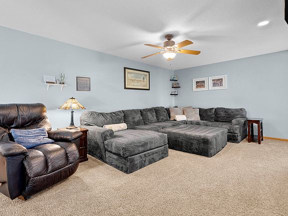 3rd image of 722 NE Keystone Dr