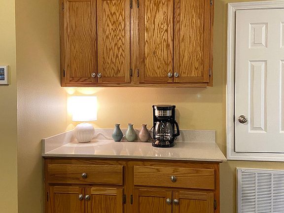 Kitchen (cook and serve ware included)