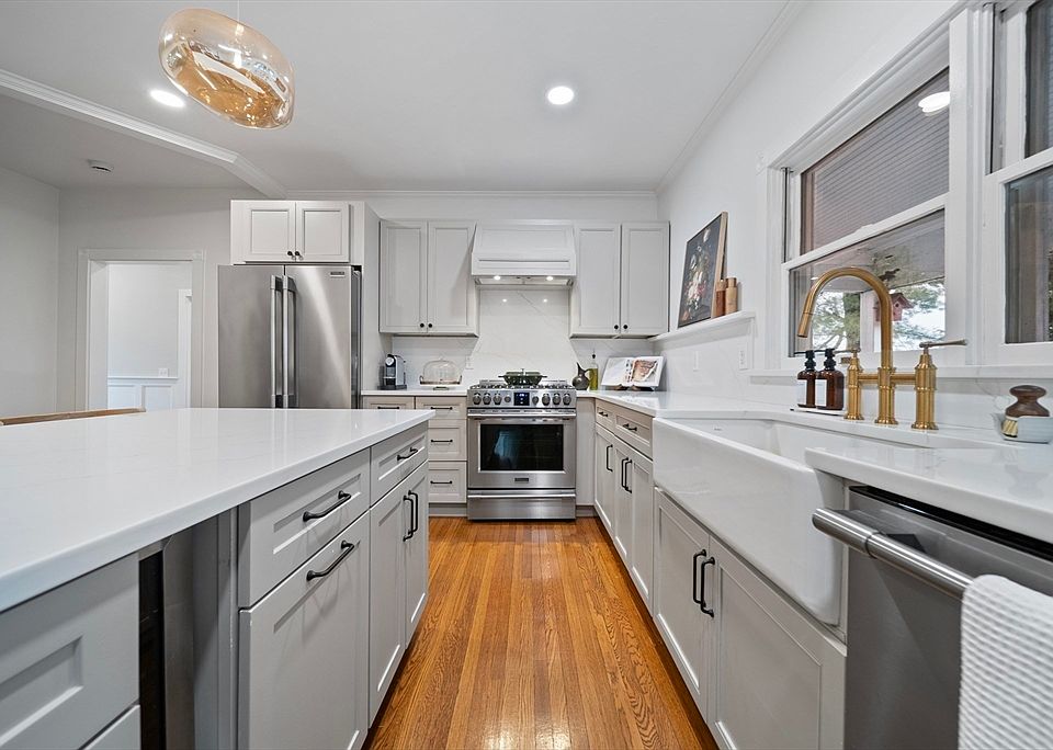 18 Bennett St #1, Manchester, MA 01944 | Zillow