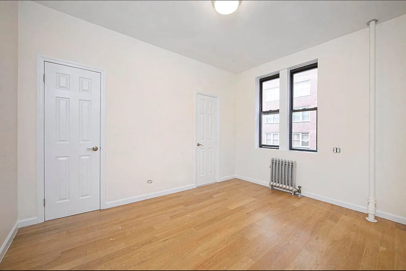 305 West 45th Street — Photo 1