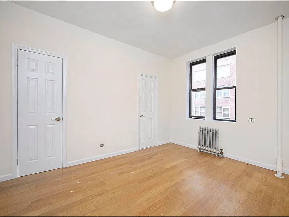 305 W 45th St #1E
