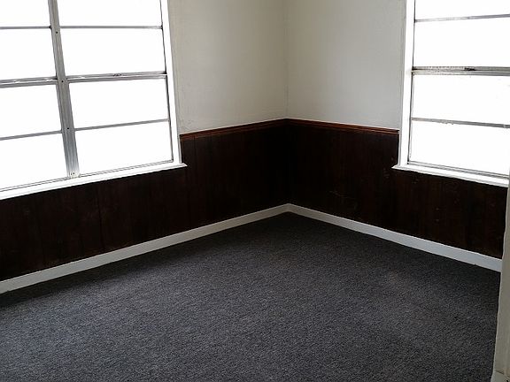 4th image of 109 SW 23rd St