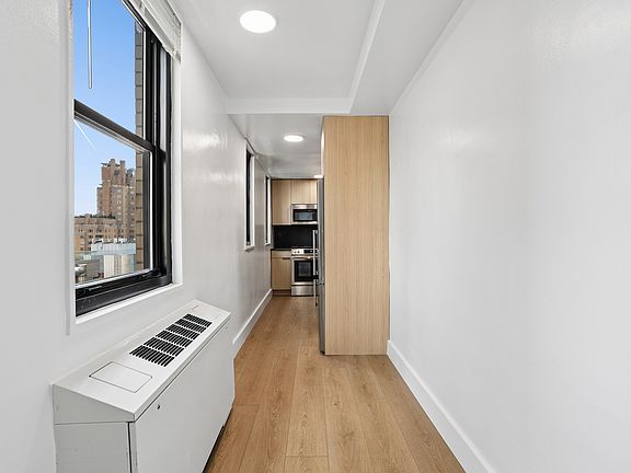 4th image of 315 W 57th St APT 20A