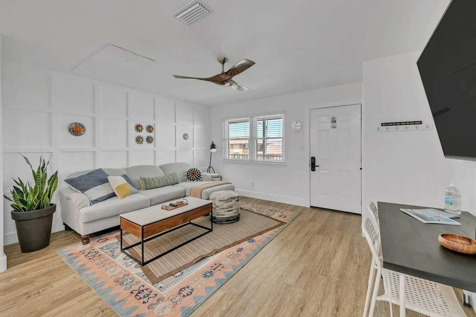 1 bed, 1.0 bath, 6200 sqft, $1,940 — Photo 4