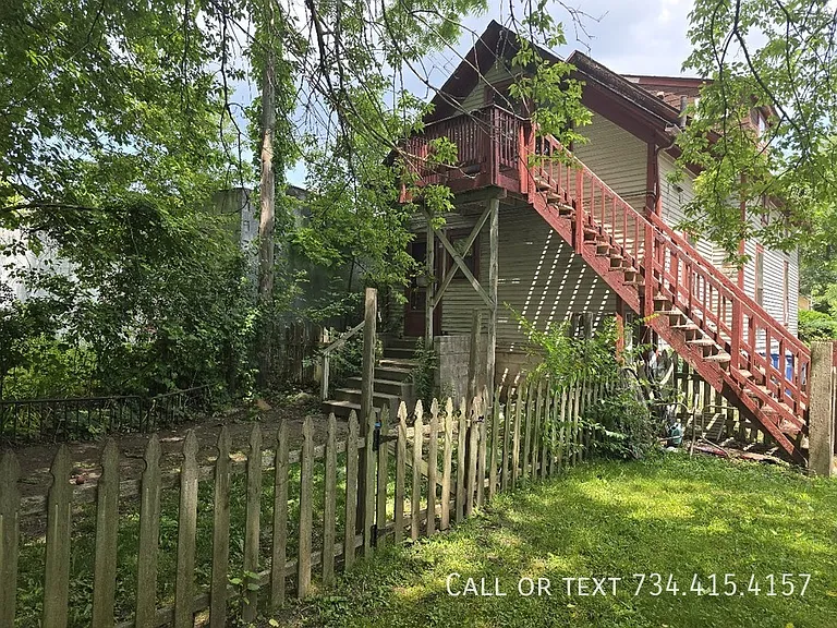 110 E Summit St — Photo 33