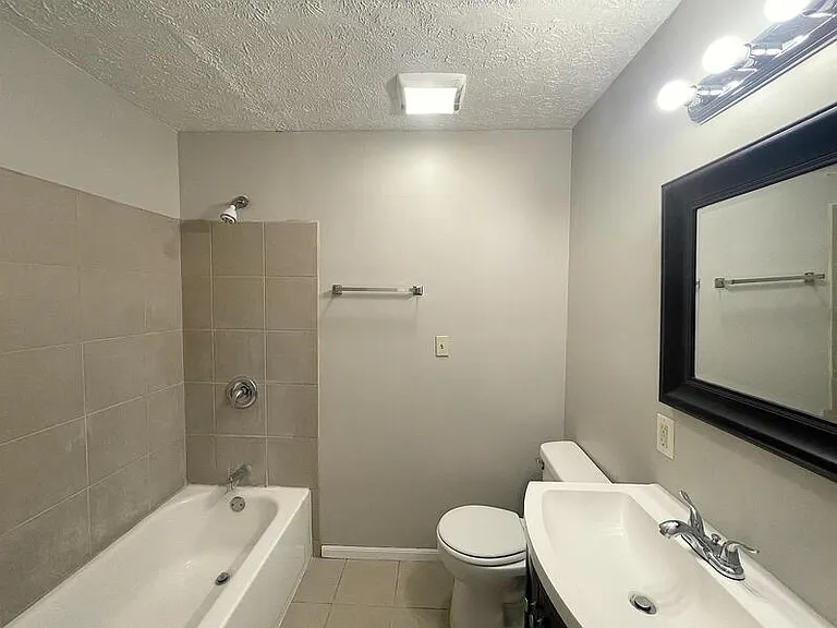 942 W 25th St — Photo 10