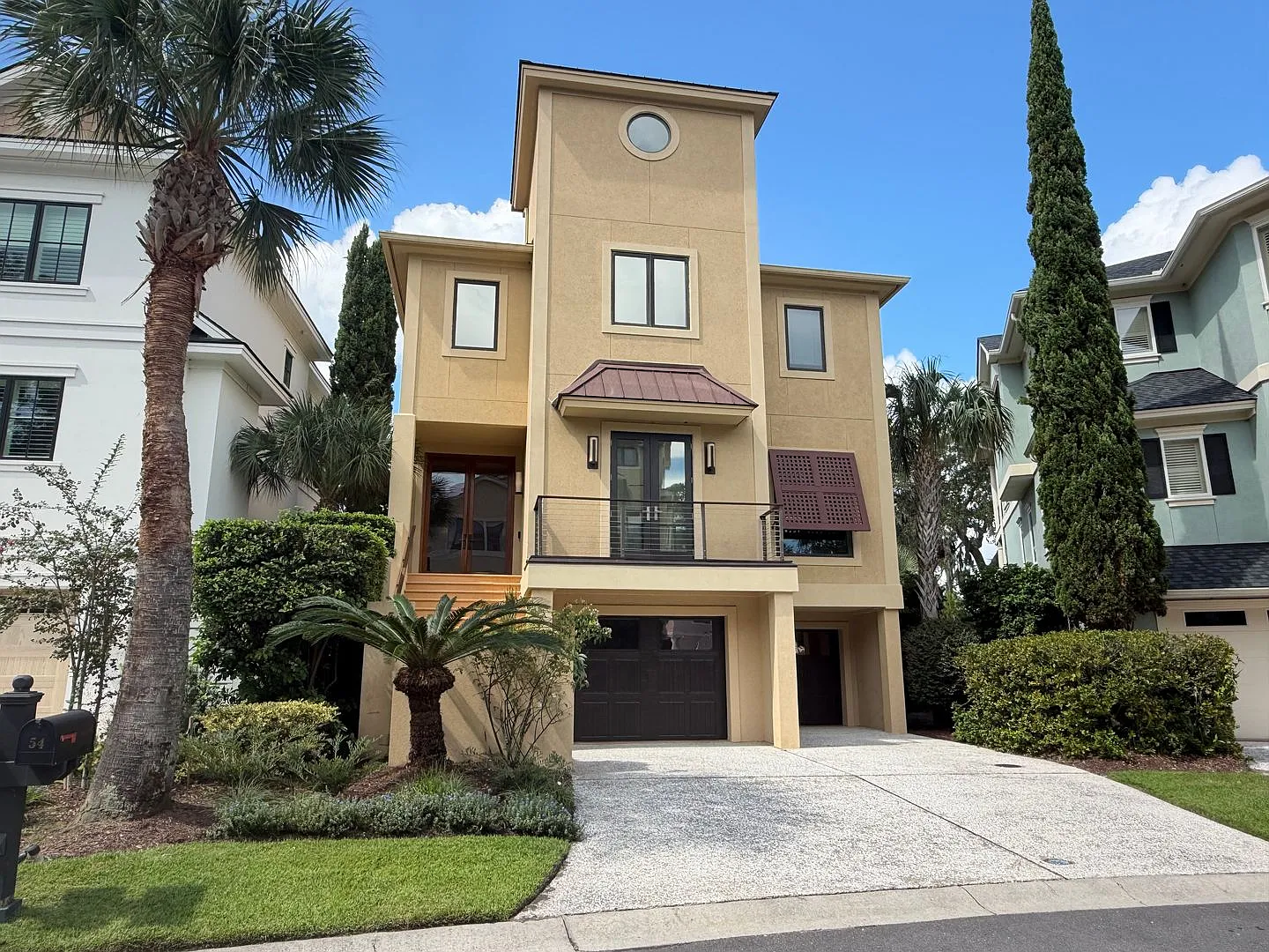 Exquisite Waterfront Home with Pool and Elevator — Photo 2