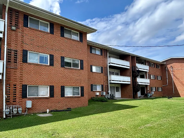 Ashton Square Apartments — Photo 8