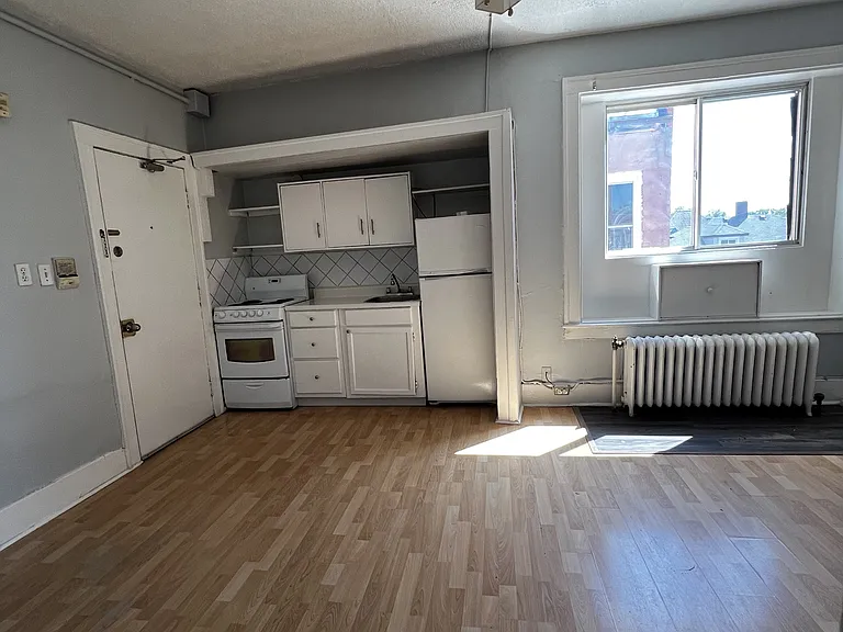 1441 Wyandotte St — Photo 4