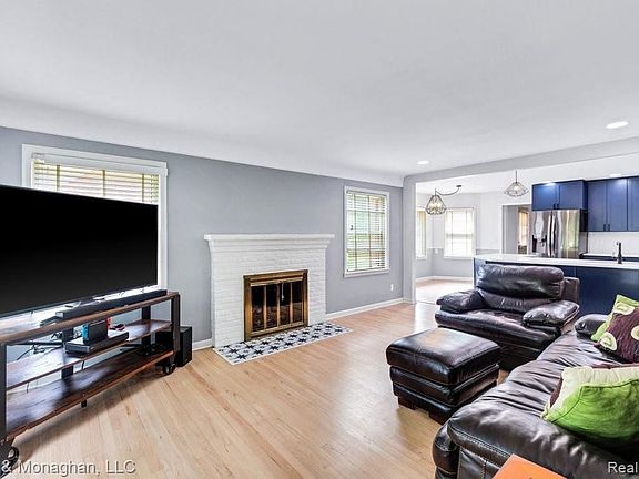 4th image of 1367 Kensington Ave