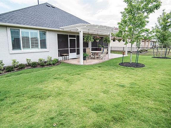 3rd image of 10112 Sandhurst Dr