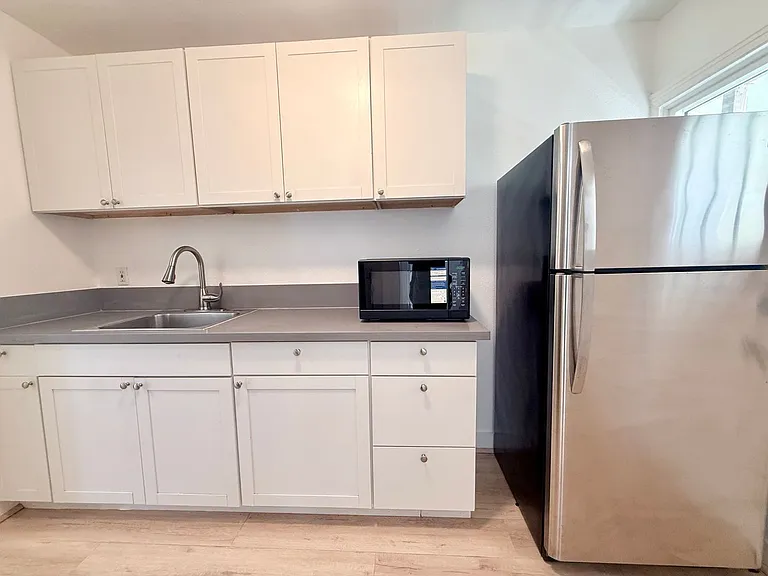932 S Berendo St — Photo 11