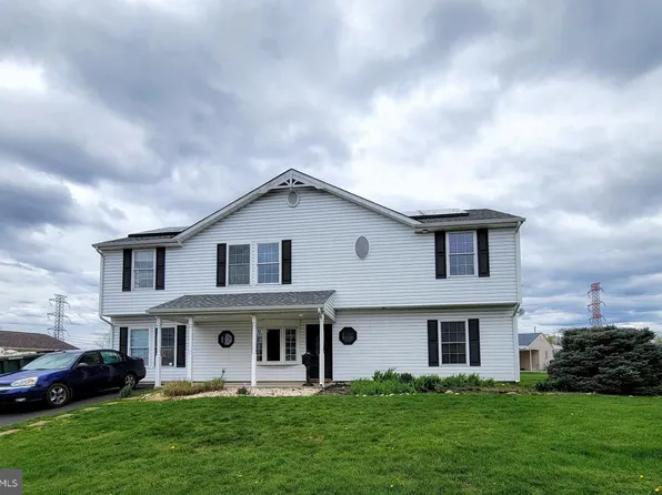 31 Dewberry Ln, Levittown, PA 19055