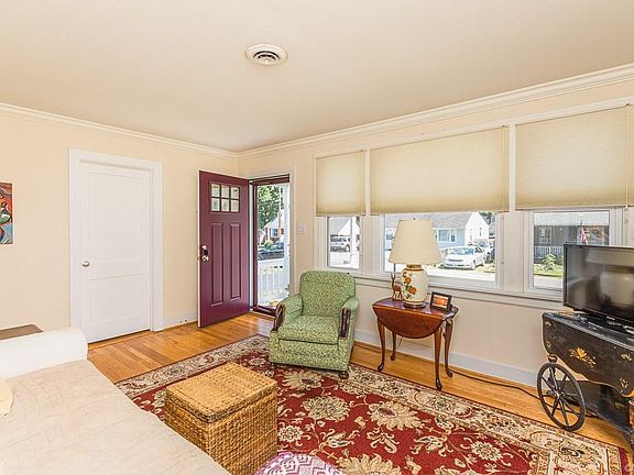 3rd image of 2110-A Kenwood Ave