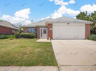 2042 Shepherds Glen Ln, Arlington, TX 76010