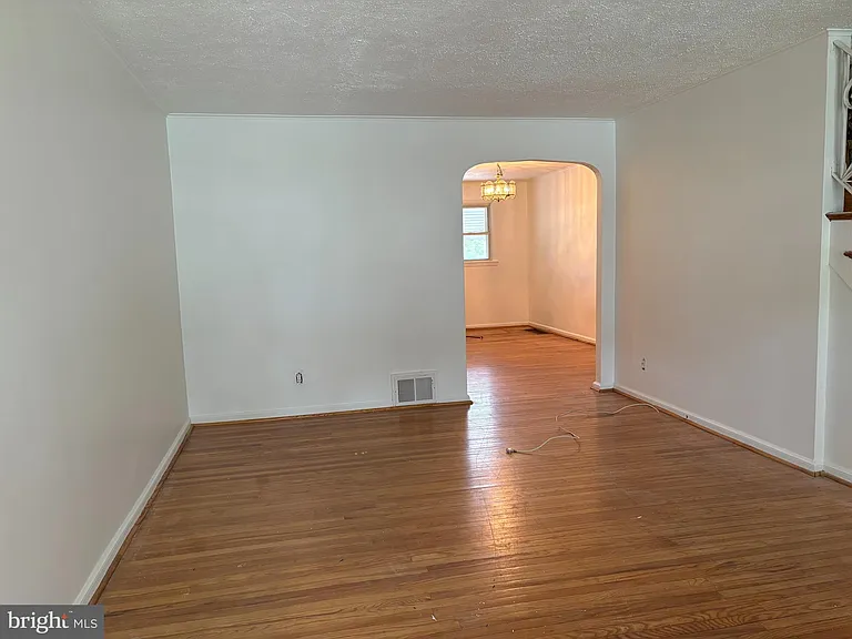 1053 Taylor Dr — Photo 4