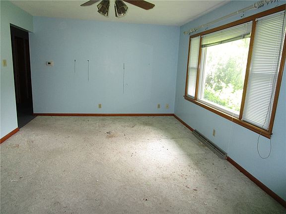 3rd image of 1002 Illinois St
