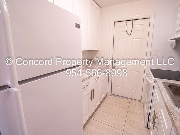 3rd image of 1831 Park Ln APT 2