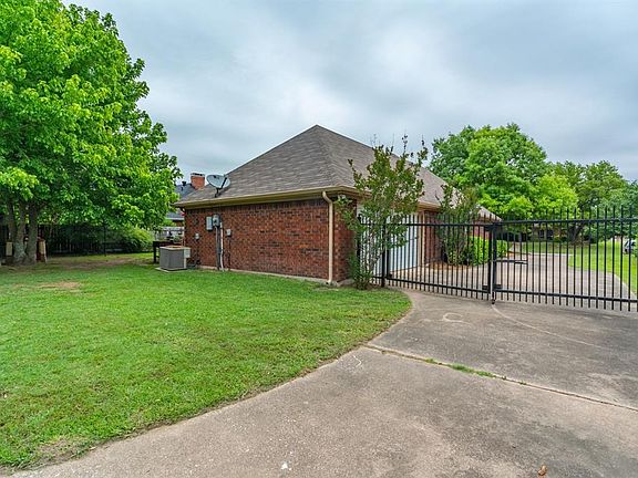 3rd image of 10504 Oak Creek Dr