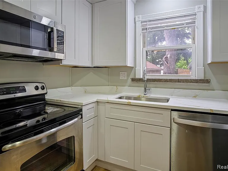 206 N Troy St — Photo 12