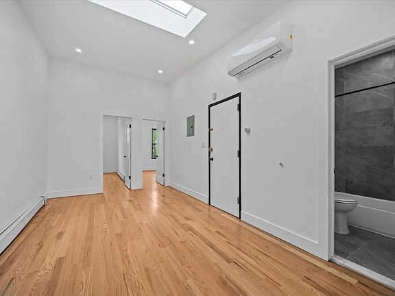 4th image of 2105A Pacific St #C