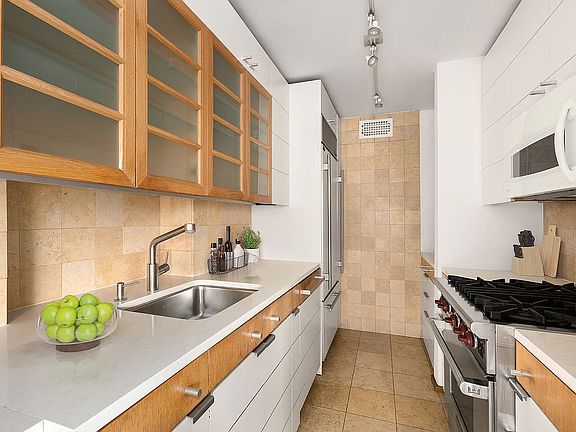 3rd image of 165 W 66th St APT 16A