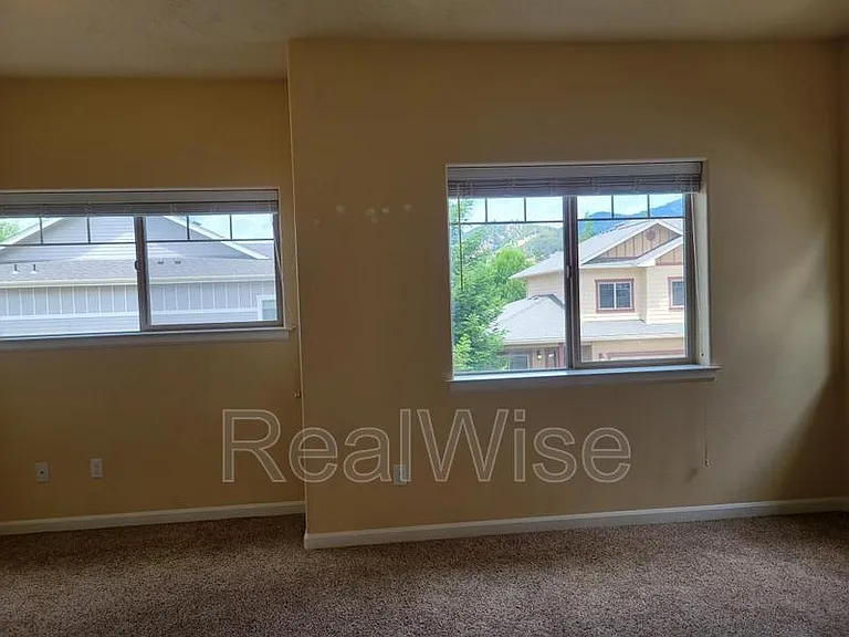1789 SE Hill Park Pl — Photo 2