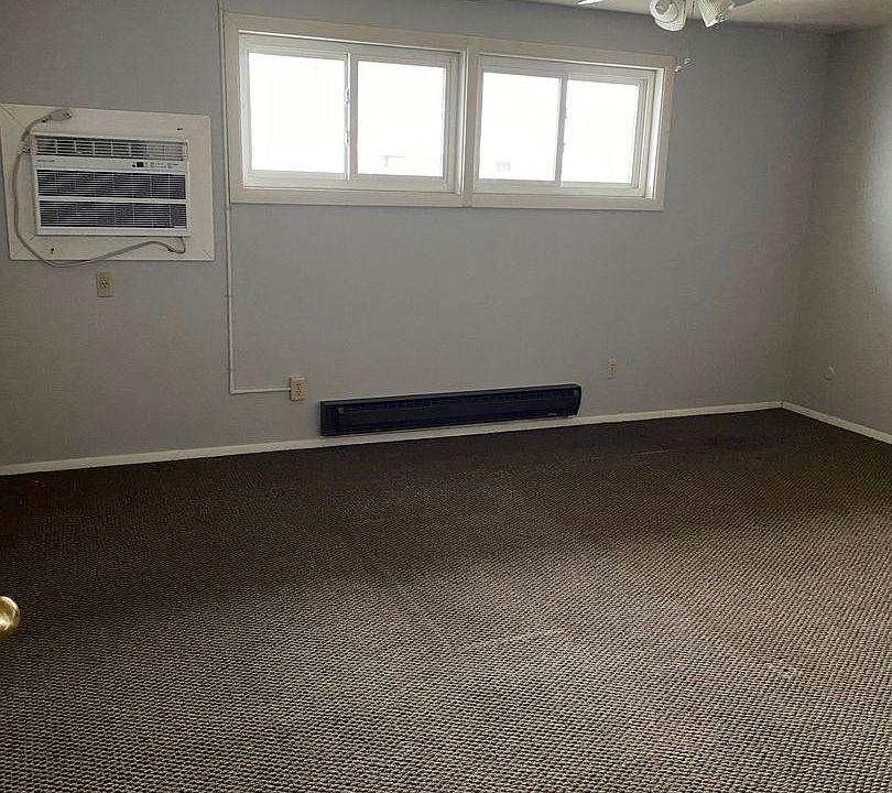 1st image of 811-825 E Broadway St