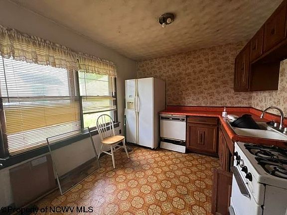 9th image of 564 Maple Lake Rd