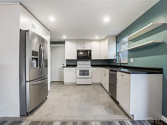 3rd image of 313 Lawrence Ave