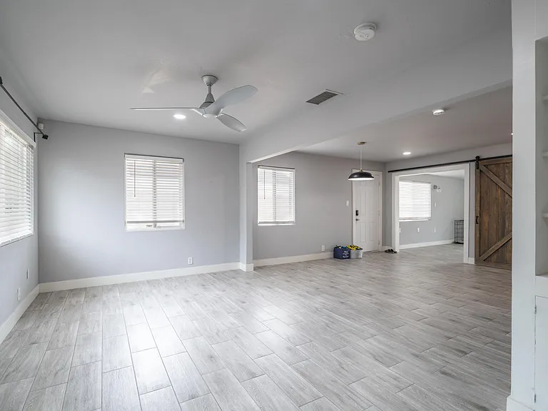 717 E Palmaire Ave — Photo 2