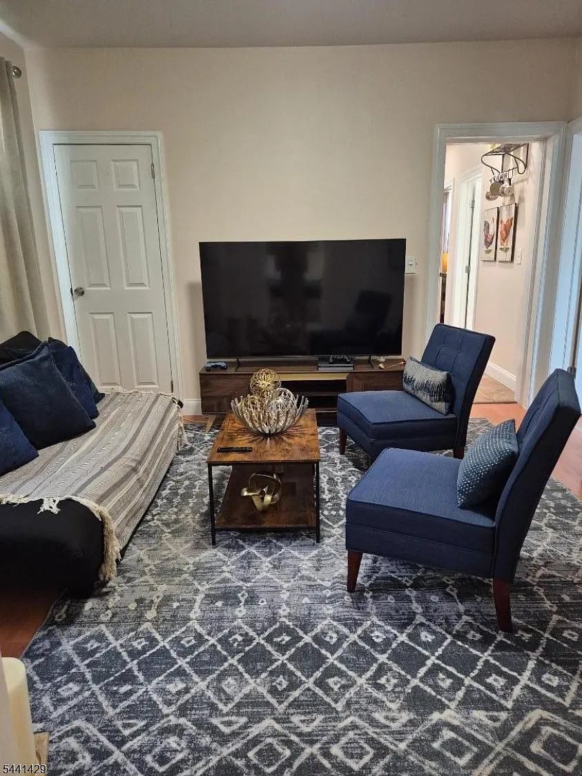 3 bed, 1.0 bath, $2,300 — Photo 2
