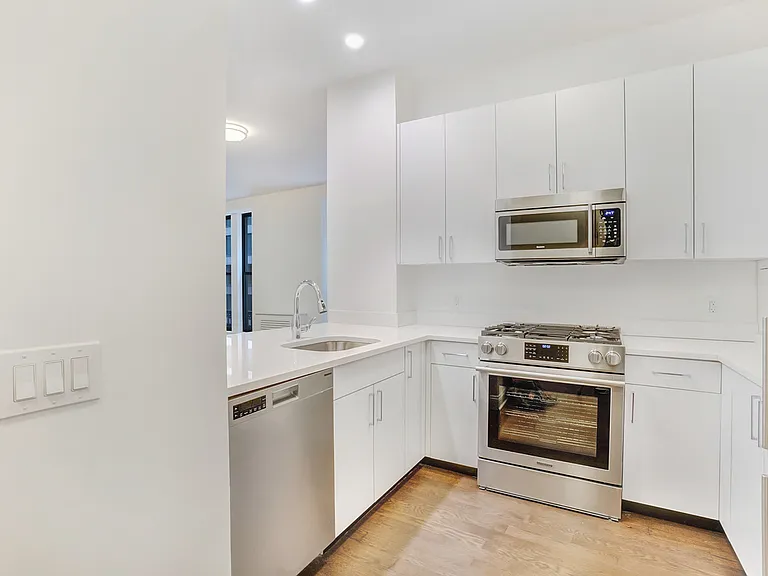 200 W 58th St #2E — Photo 3