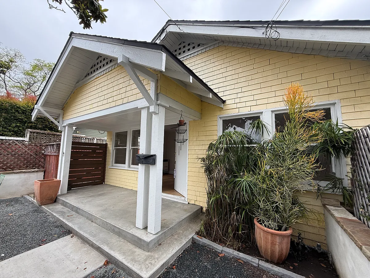 Building Photo - 1632 San Andres St