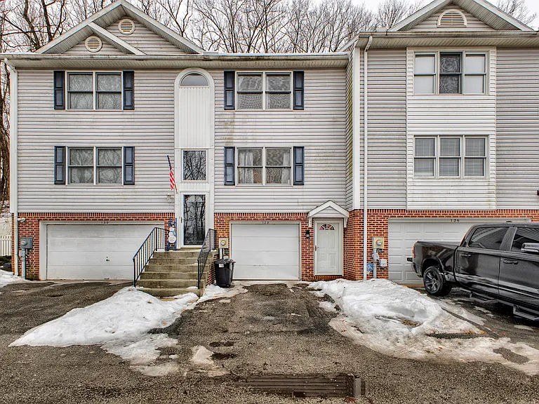 128 Winston Way — Photo 2