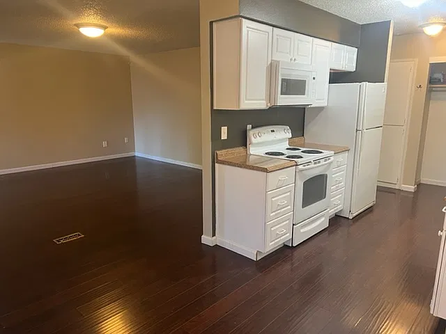 2 bed, 1.5 bath, 1100 sqft, $1,750 — Photo 3