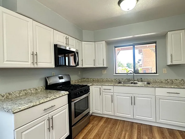 1009 E Haley St — Photo 10