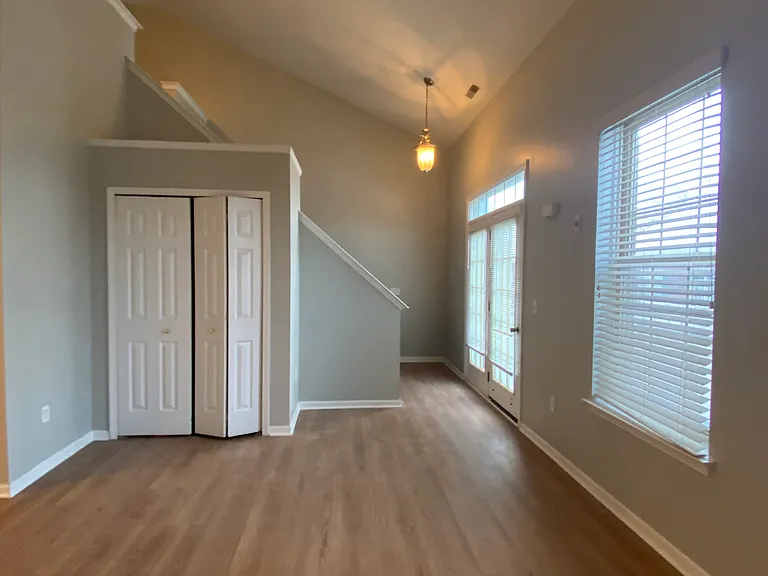 1112 Fountain View Cir — Photo 19