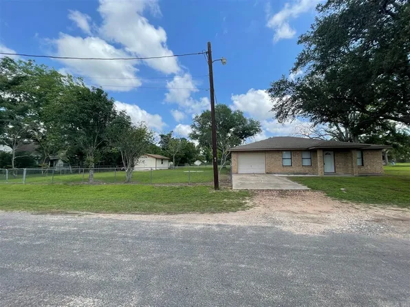 317 E 3rd St, Yorktown, TX 78164