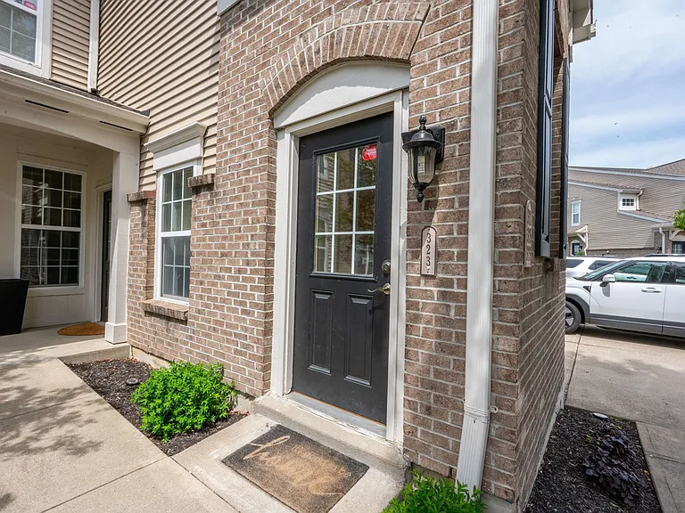323 Skyview Ct — Photo 31