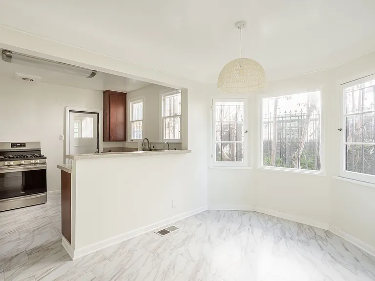 165 S Mansfield Ave — Photo 7