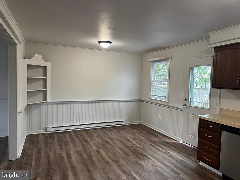 471 S Market Ave — Photo 2