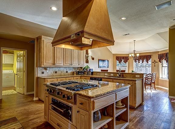 5th image of 904 Canterbury Ln