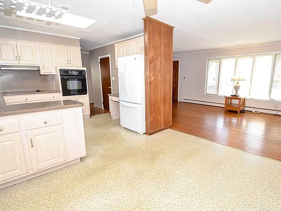 4th image of 300 Woodcliff Dr